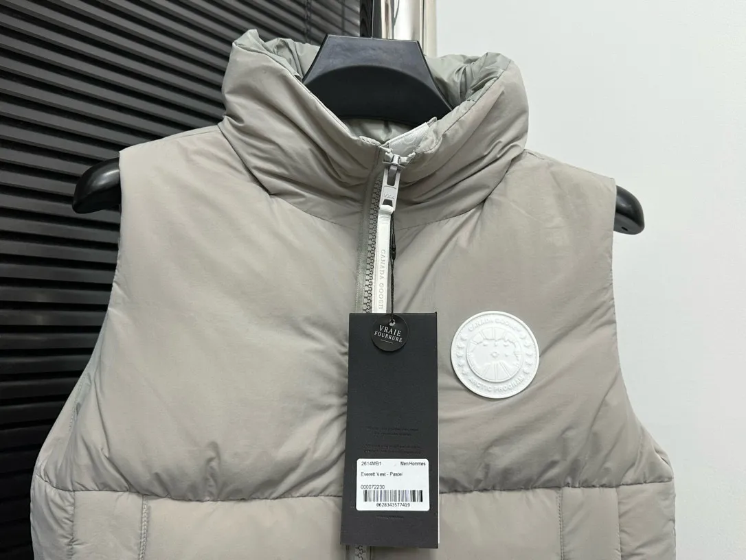 P490 【CANADA GOOSE】PASTELS white label series down vest. The white label series is a capsule limited series and the most popular PASTELS series this year. The chest labels are all white badges with pure silicone texture. The pattern has a strong contrast between concave and convex. The topographic map of Canada on the badge is lifelike. The plastic material used for currency logos on the market is very hard to the touch! Our original independent order accessories are all one-to-one customized original accessories. The imported YKK zippers have correct teeth, while the teeth of the fake zippers are very thick. The zipper webbing logo is printed with 3M fluorescent printing, and the original custom-made washable label. The placket webbing and wiring details are all restored to the original ones. Size: XS S M L XL XXL